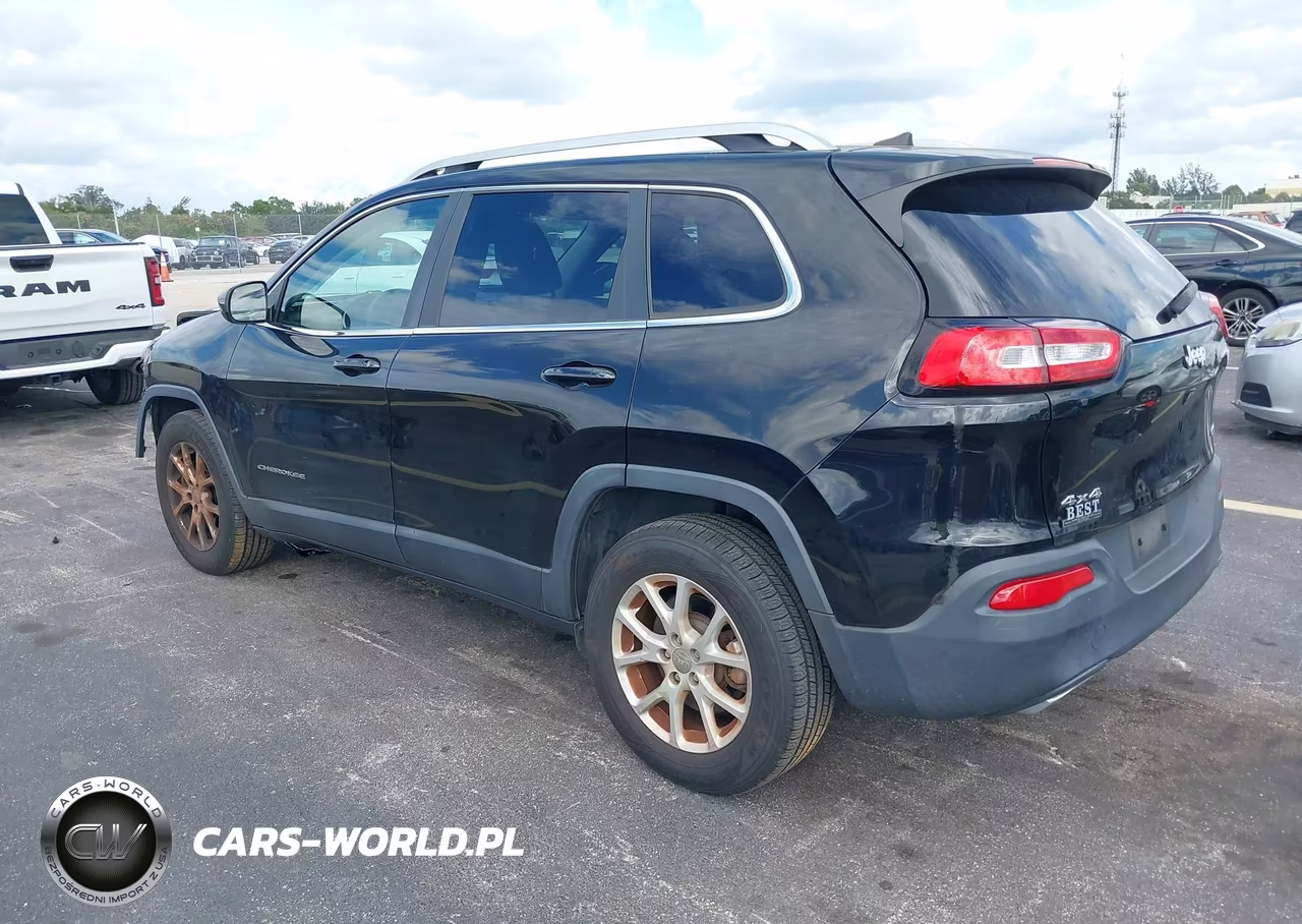 2017 Jeep Cherokee Latitude 4X4 VIN:1C4PJMCS5HW575803 - 3