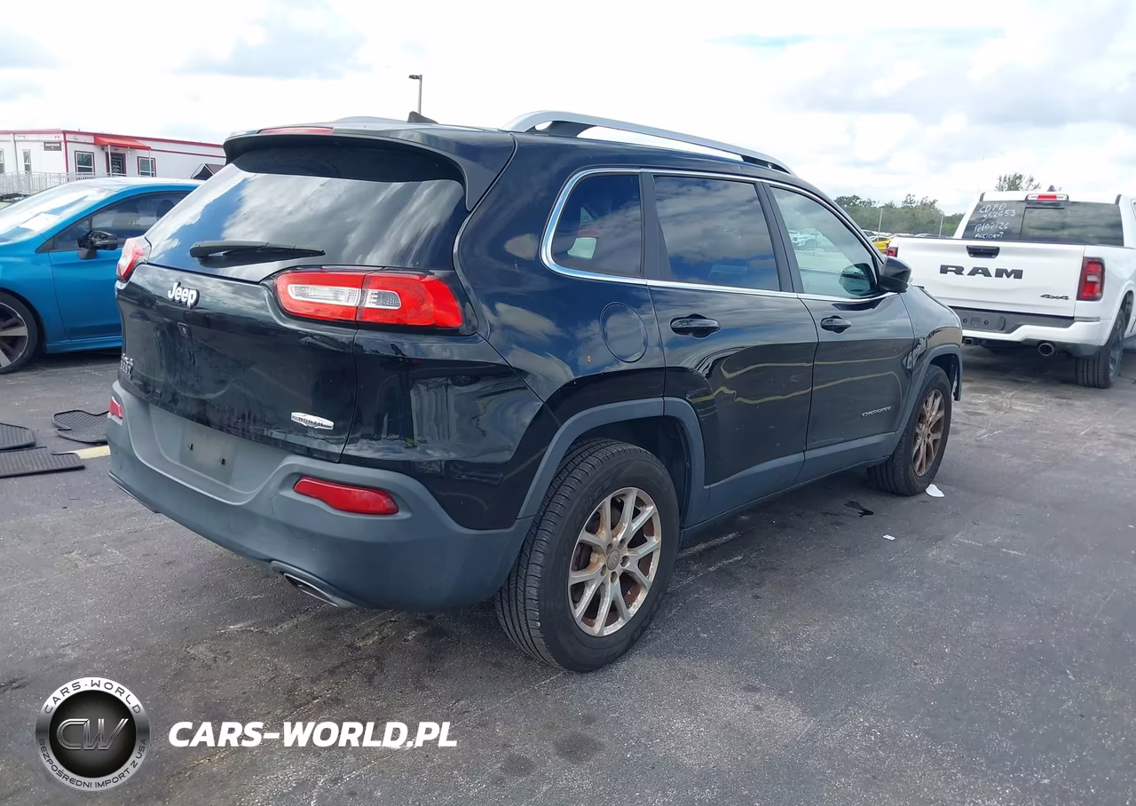 2017 Jeep Cherokee Latitude 4X4 VIN:1C4PJMCS5HW575803 - 4