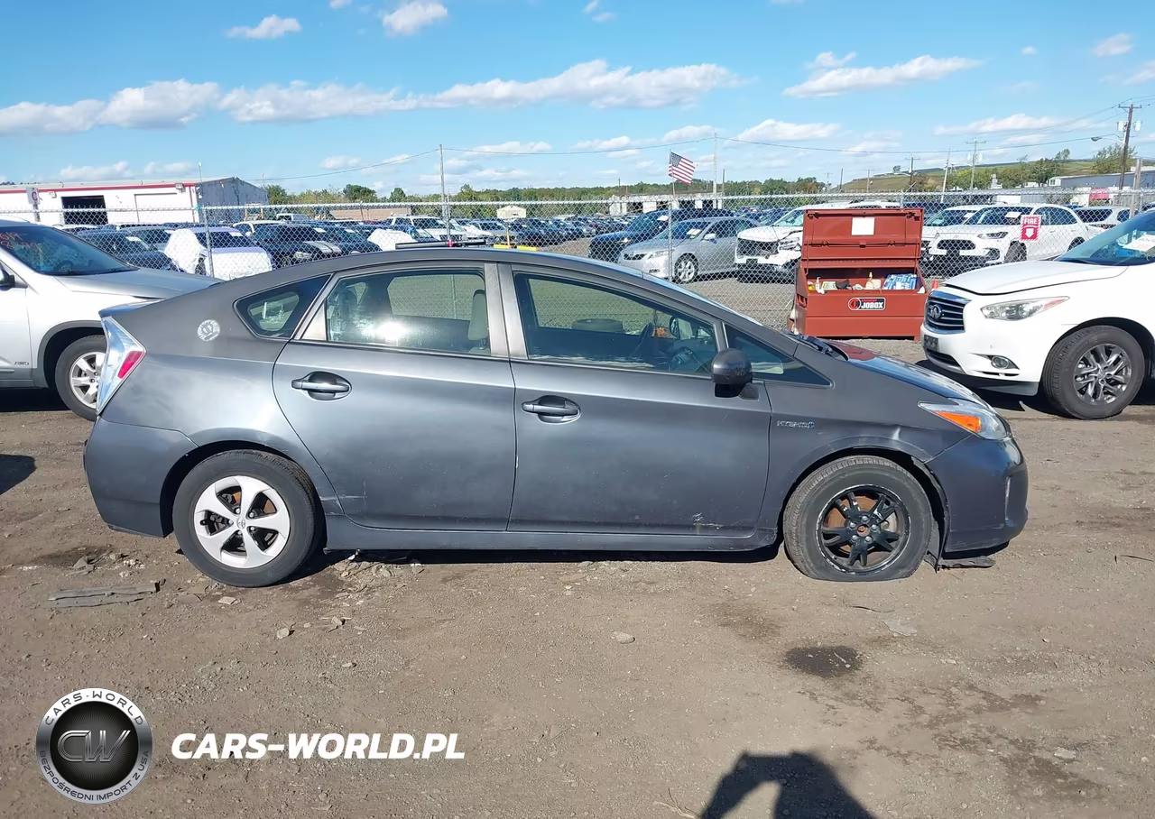 2015 Toyota Prius Two VIN:JTDKN3DU9F0438808 - 13