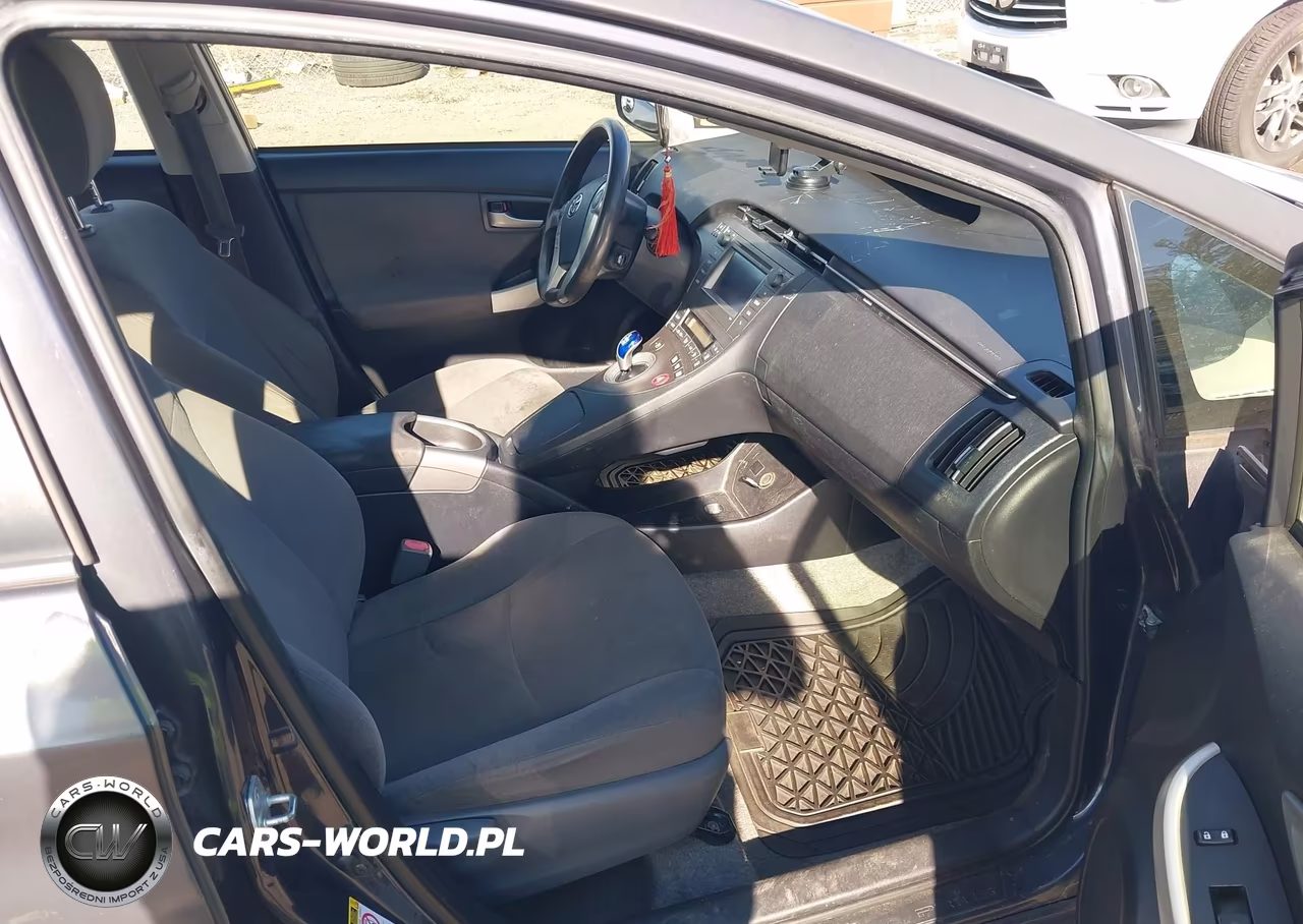 2015 Toyota Prius Two VIN:JTDKN3DU9F0438808 - 5