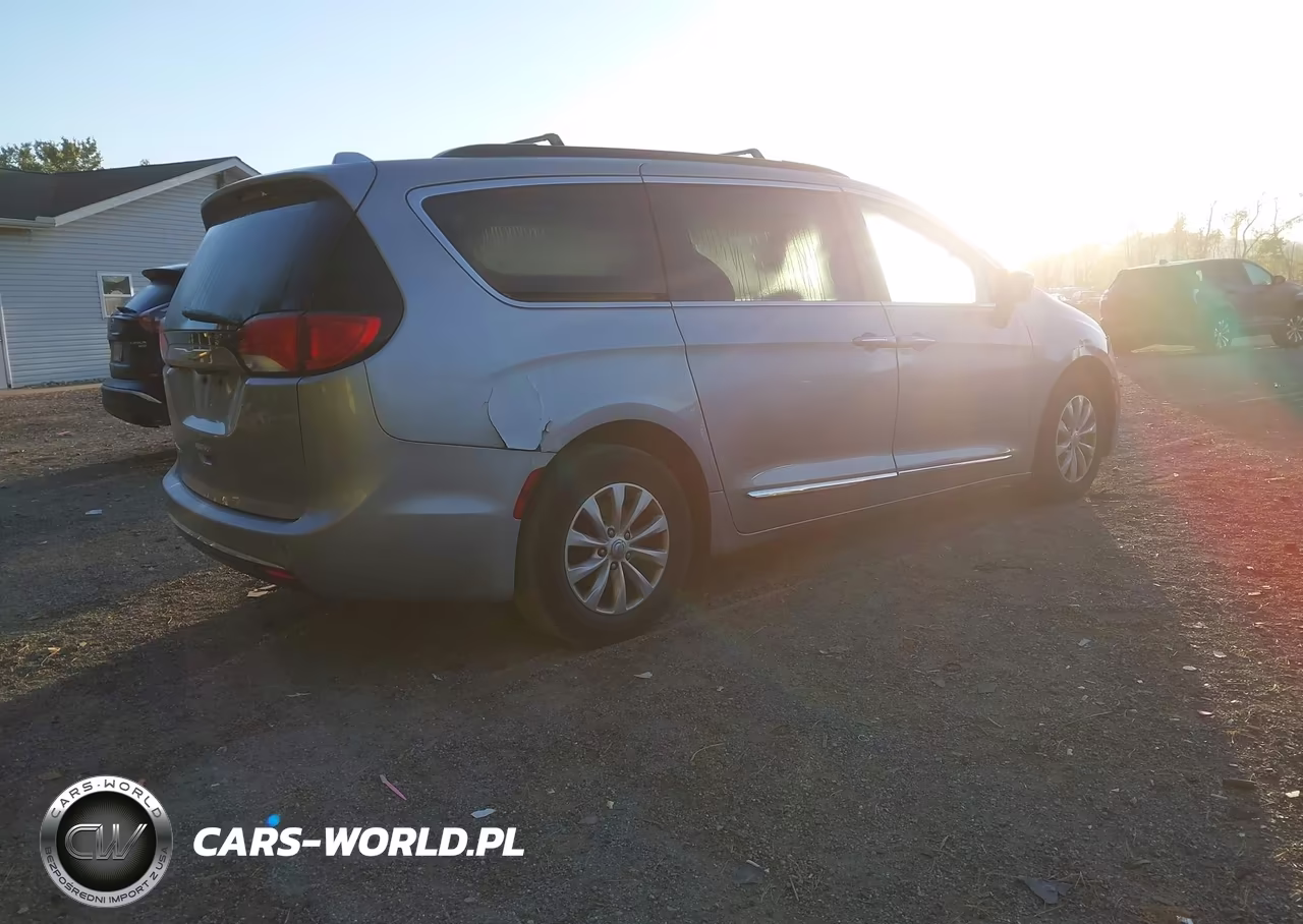 2017 Chrysler Pacifica Touring-L VIN:2C4RC1BG3HR526994 - 4