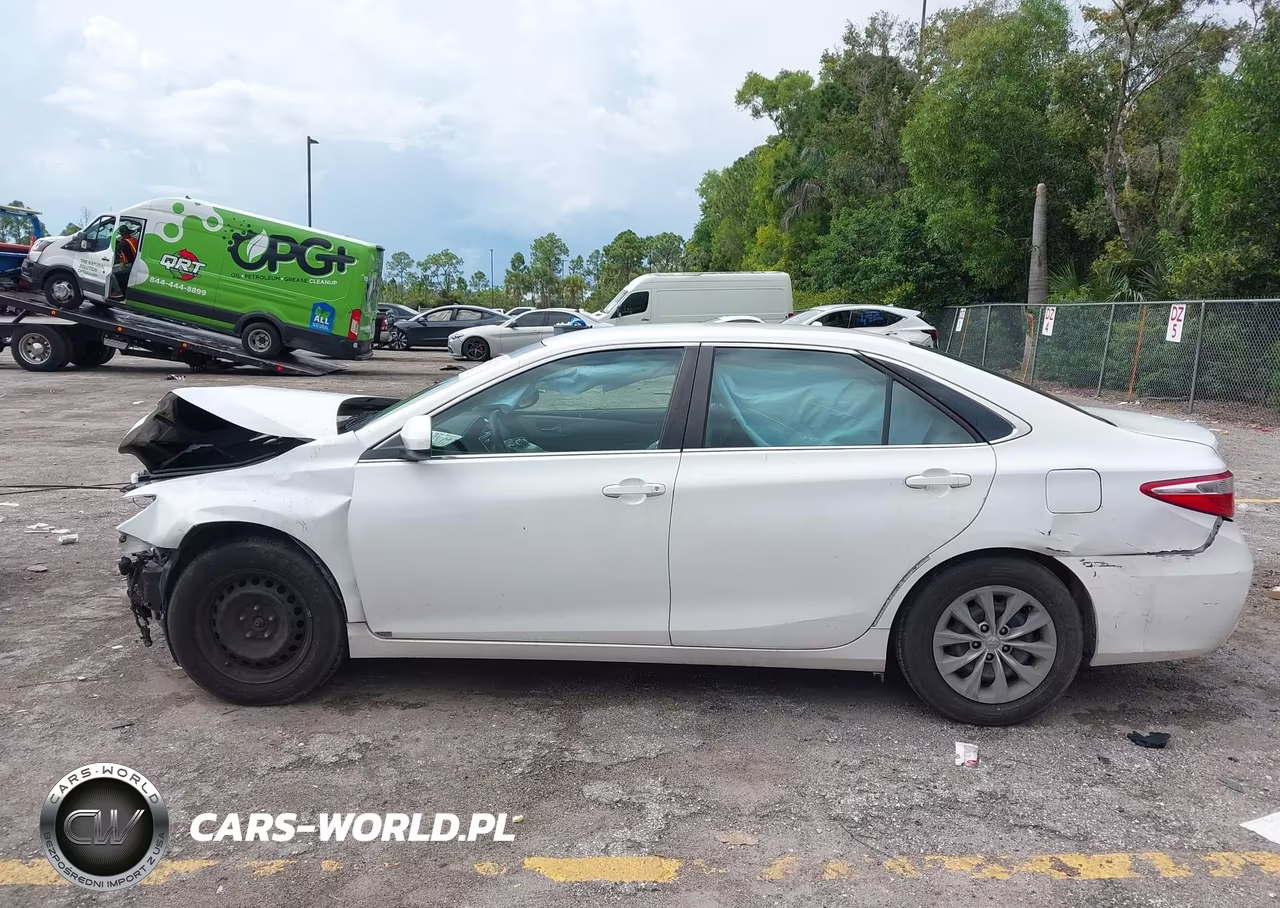 2016 Toyota Camry Le VIN:4T1BF1FK0GU154423 - 14