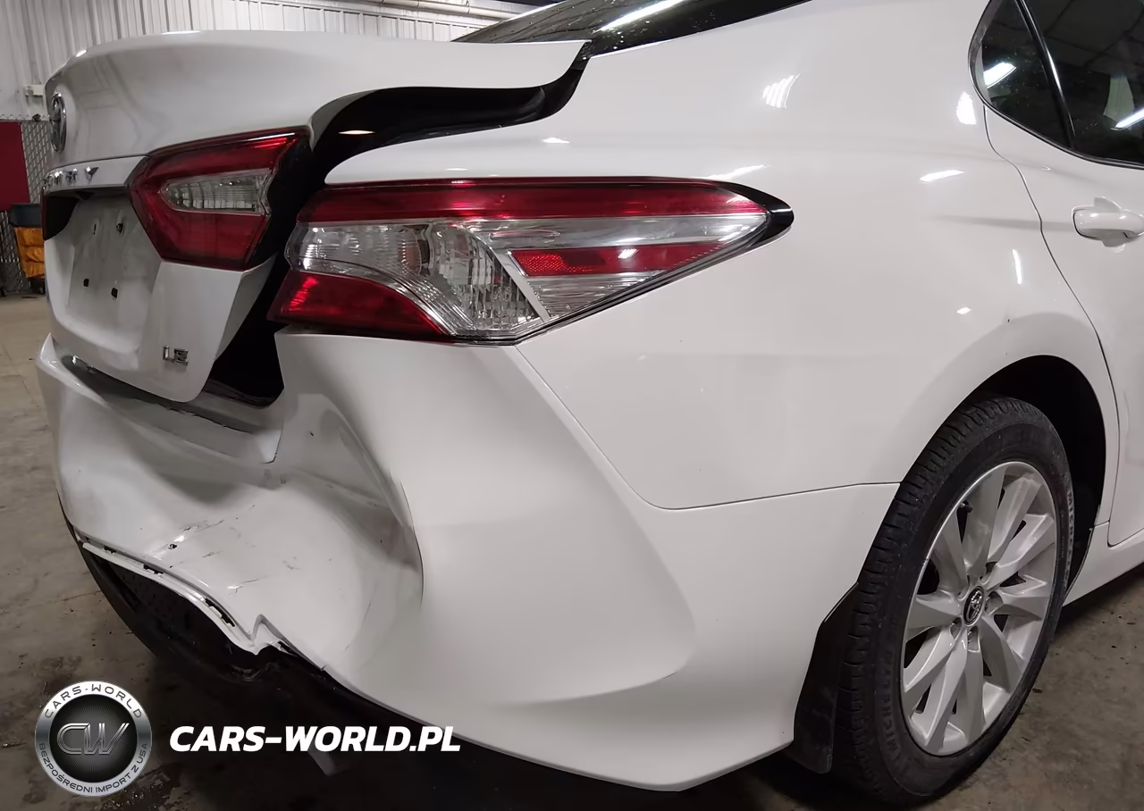 2018 Toyota Camry Le VIN:4T1B11HK8JU607402 - 17