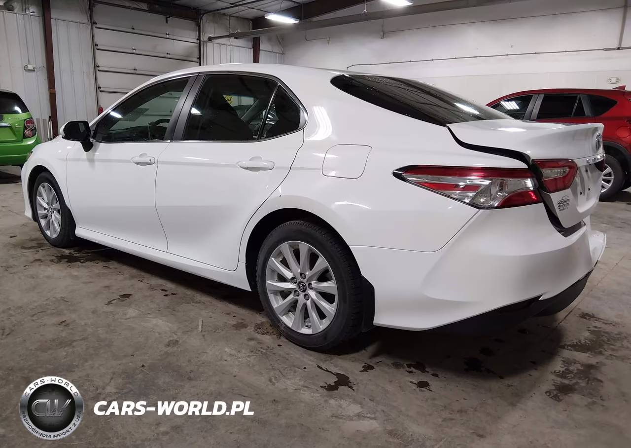 2018 Toyota Camry Le VIN:4T1B11HK8JU607402 - 3