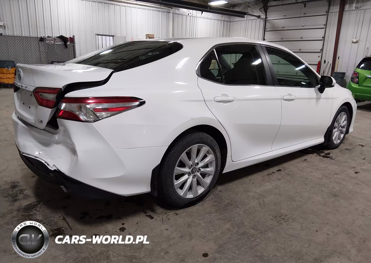 2018 Toyota Camry Le VIN:4T1B11HK8JU607402 - 4
