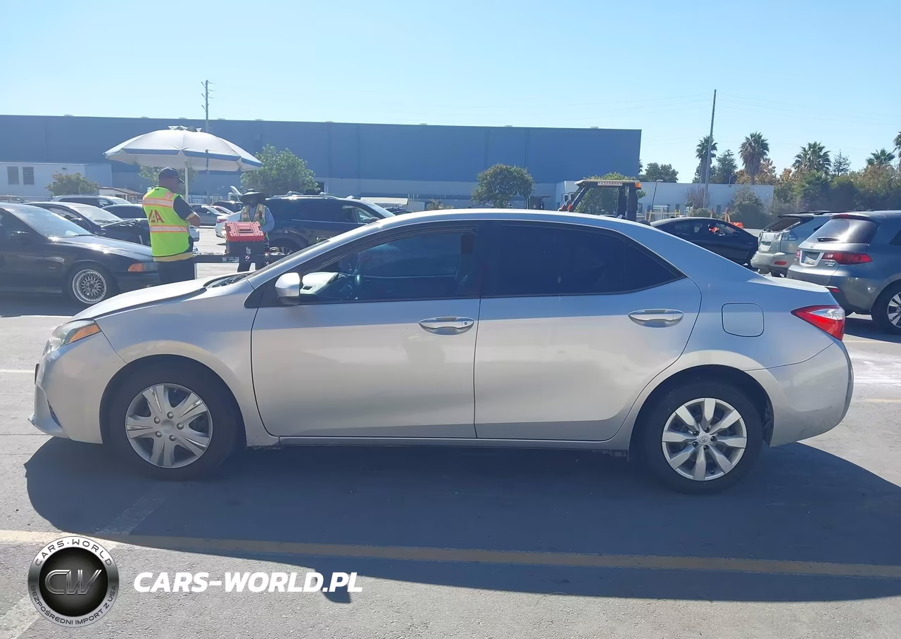 2015 Toyota Corolla Le VIN:5YFBURHE2FP277247 - 14