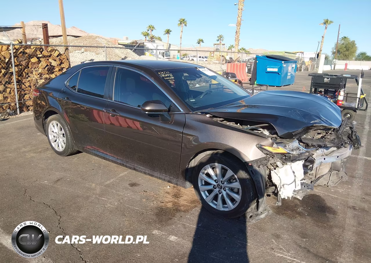 2018 Toyota Camry Le – zdjęcie 1 z 17