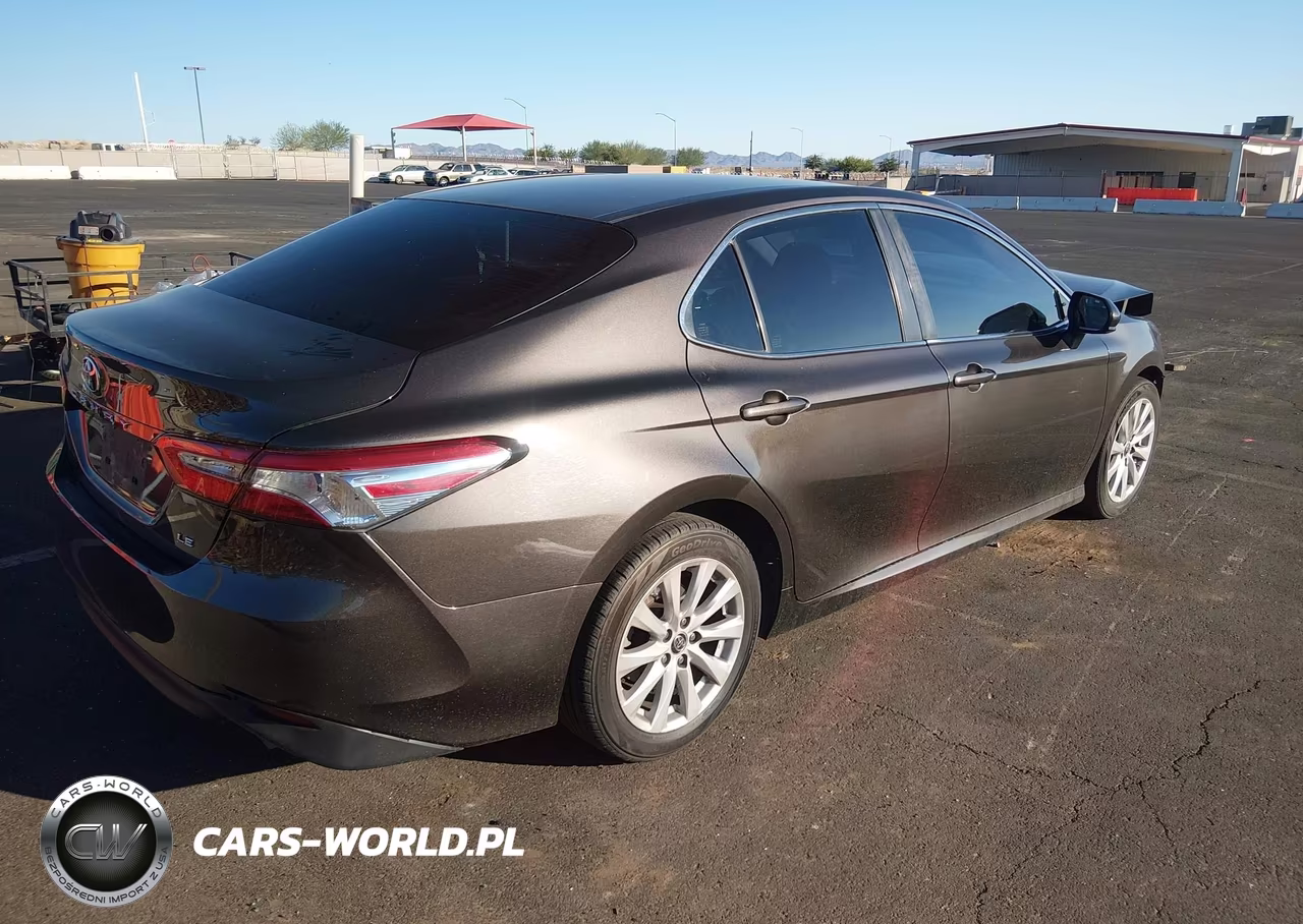 2018 Toyota Camry Le VIN:JTNB11HK2J3046880 - 4