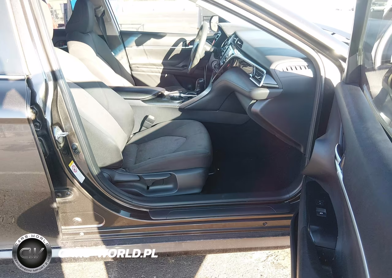 2018 Toyota Camry Le VIN:JTNB11HK2J3046880 - 5