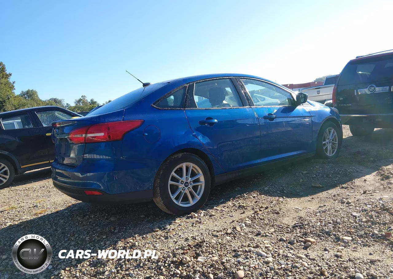 2018 Ford Focus Se VIN:1FADP3F27JL285244 - 4