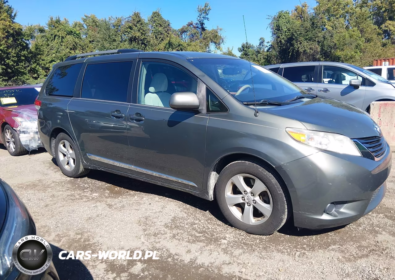 2013 Toyota Sienna Le V6 8 Passenger
