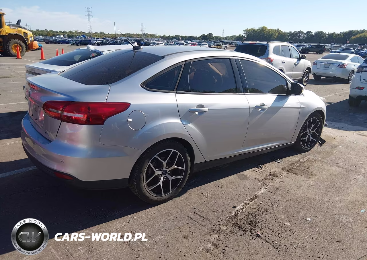 2017 Ford Focus Sel VIN:1FADP3H24HL289324 - 4