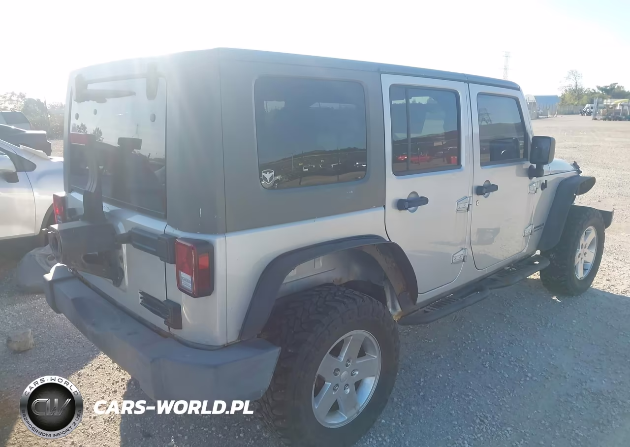 2008 Jeep Wrangler Unlimited Sahara VIN:1J4GA59138L653091 - 4