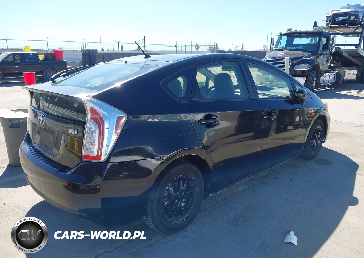 2013 Toyota Prius Two VIN:JTDKN3DU6D1727104 - 4