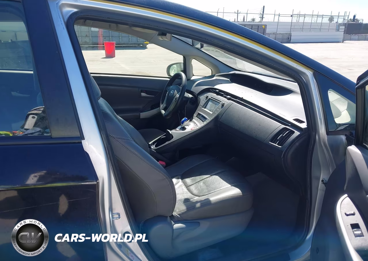 2013 Toyota Prius Two VIN:JTDKN3DU6D1727104 - 5