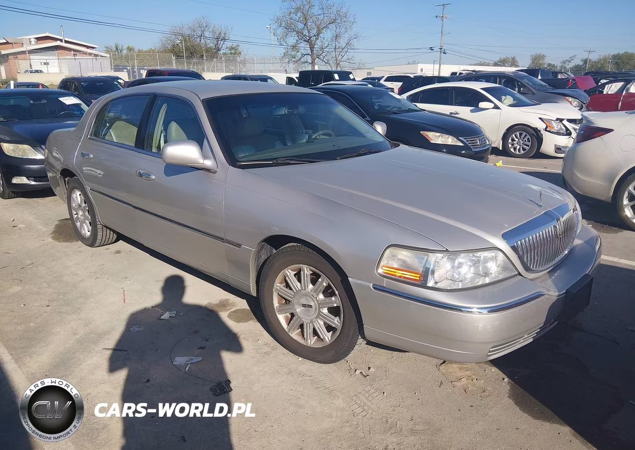 2009 Lincoln Town Car Signature Limited VIN:2LNHM82V39X602335 - 1