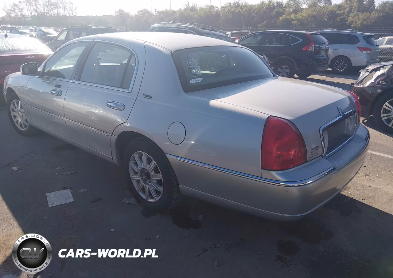2009 Lincoln Town Car Signature Limited VIN:2LNHM82V39X602335 - 3