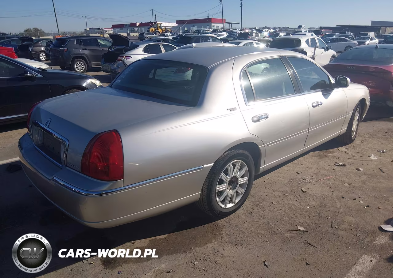 2009 Lincoln Town Car Signature Limited VIN:2LNHM82V39X602335 - 4