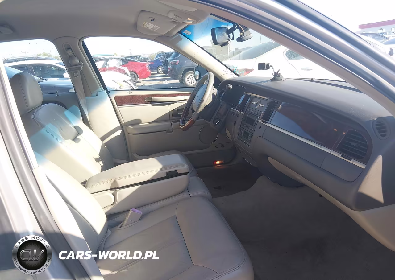 2009 Lincoln Town Car Signature Limited VIN:2LNHM82V39X602335 - 5