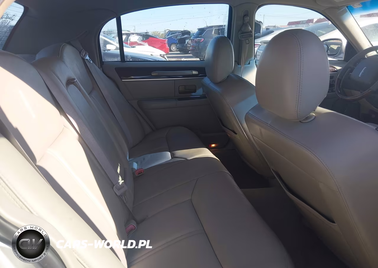 2009 Lincoln Town Car Signature Limited VIN:2LNHM82V39X602335 - 8