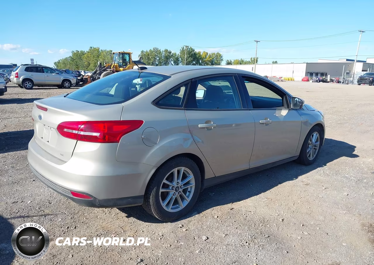2015 Ford Focus Se VIN:1FADP3F2XFL367038 - 4