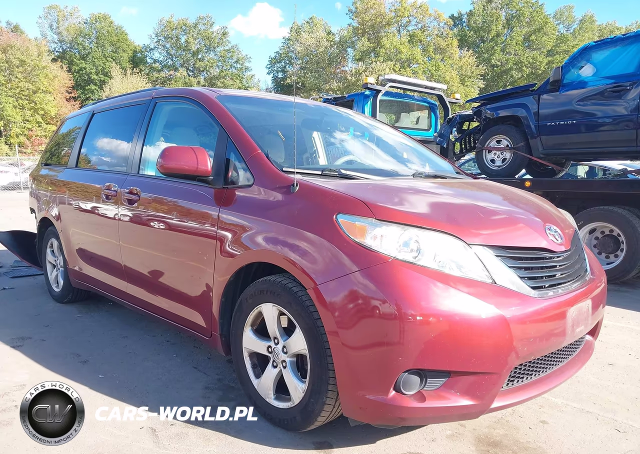 2014 Toyota Sienna Le V6 8 Passenger