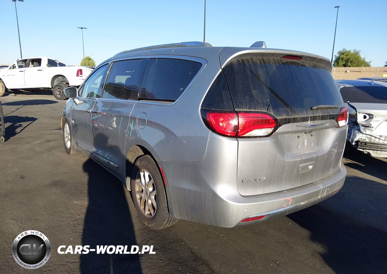 2020 Chrysler Pacifica Touring L VIN:2C4RC1BG2LR128264 - 3
