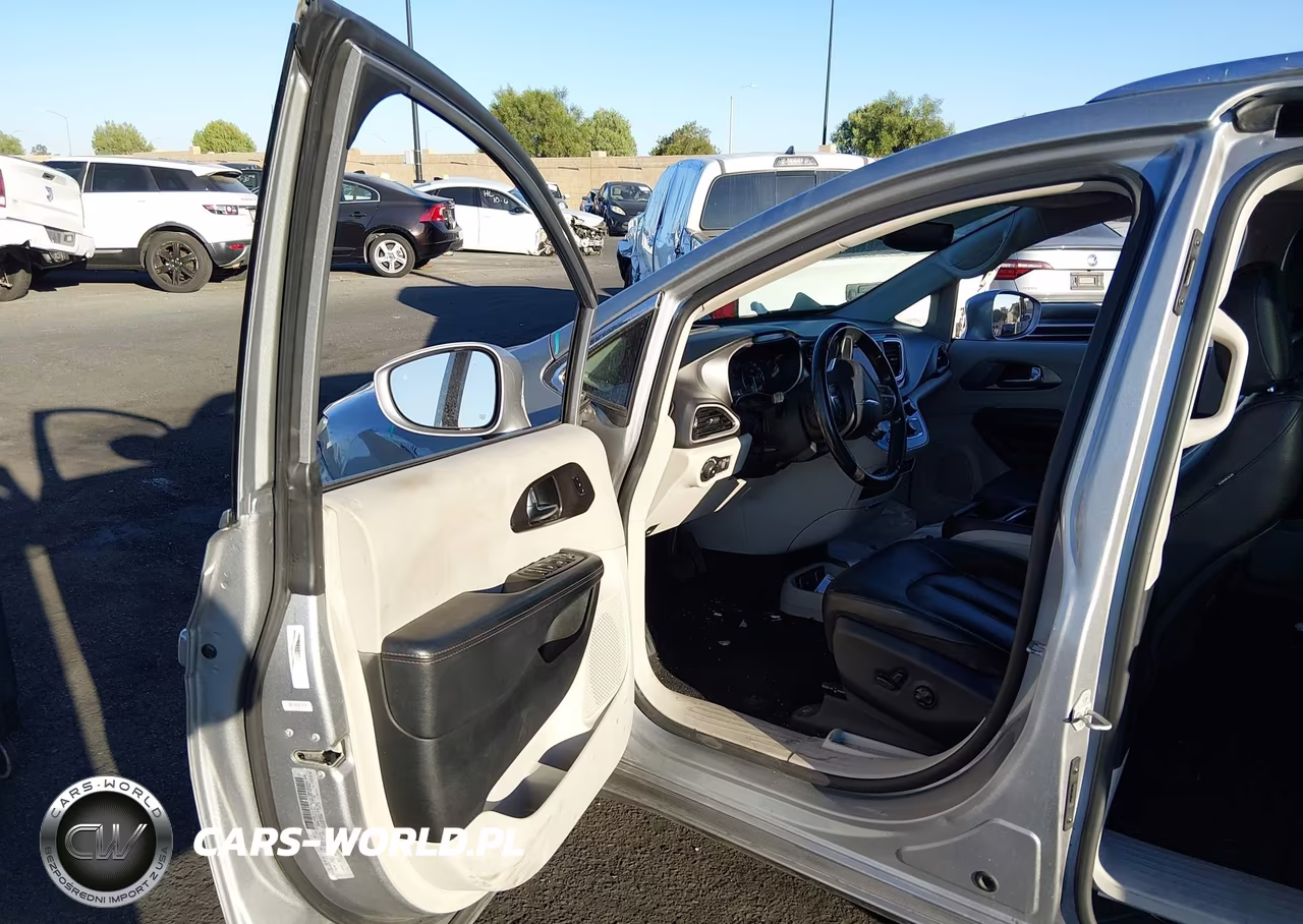 2020 Chrysler Pacifica Touring L VIN:2C4RC1BG2LR128264 - 5