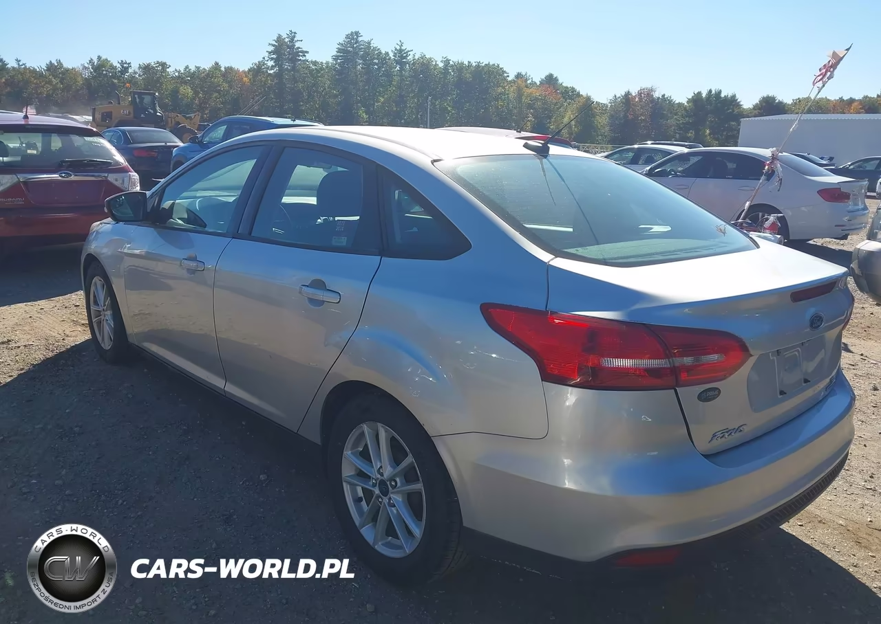2015 Ford Focus Se VIN:1FADP3F22FL204691 - 3