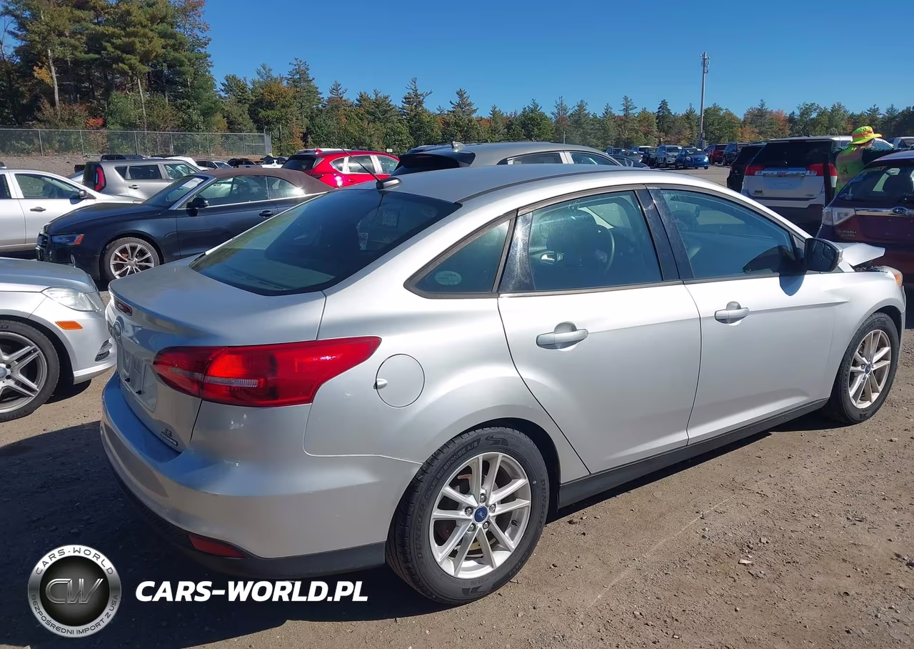 2015 Ford Focus Se VIN:1FADP3F22FL204691 - 4