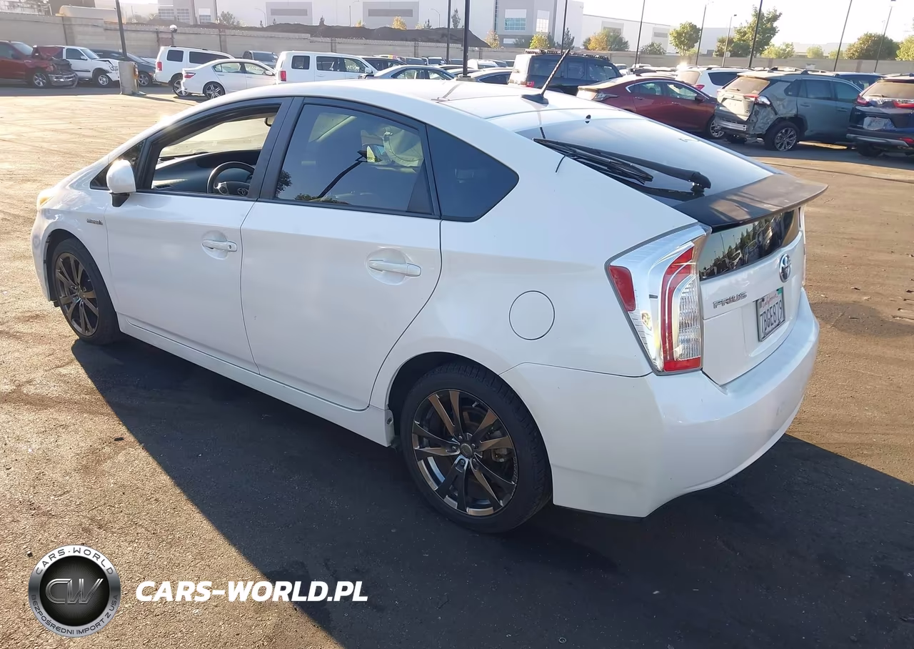 2013 Toyota Prius Four VIN:JTDKN3DU1D5639425 - 3
