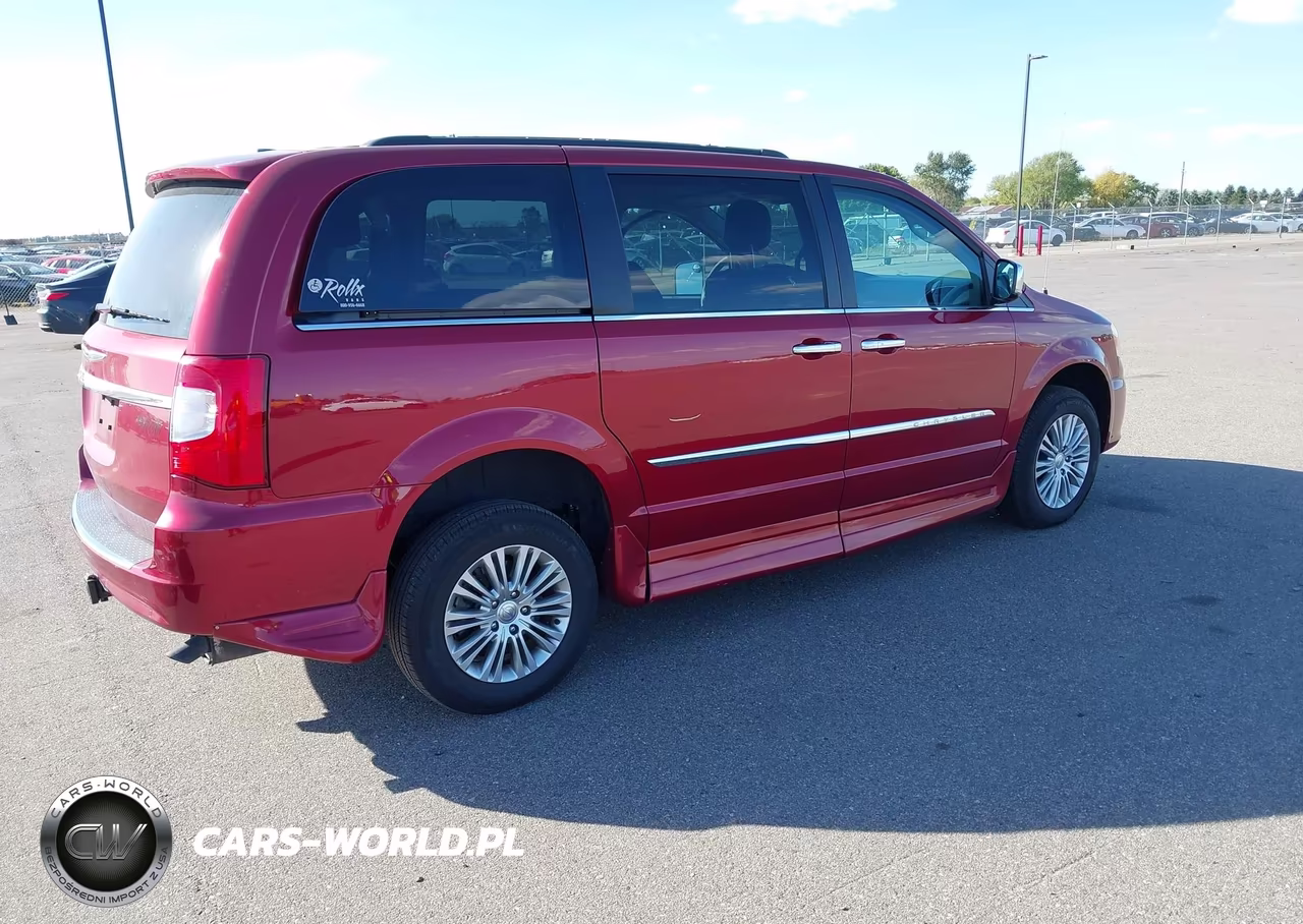 2015 Chrysler Town & Country Touring-L VIN:2C4RC1CG9FR583082 - 4