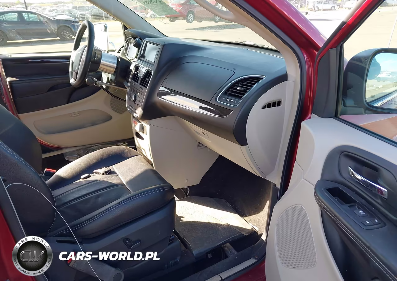 2015 Chrysler Town & Country Touring-L VIN:2C4RC1CG9FR583082 - 5
