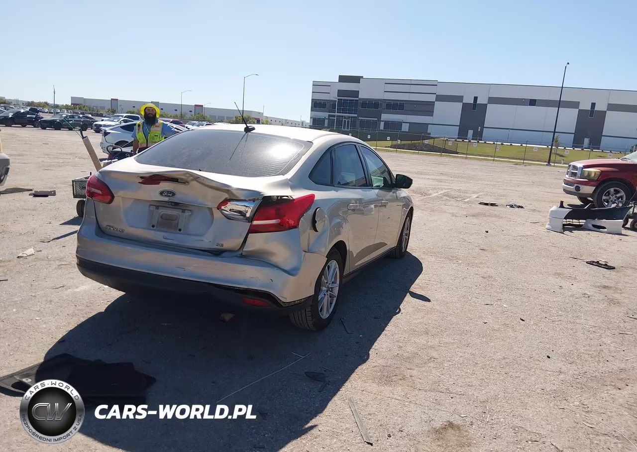 2017 Ford Focus Se VIN:1FADP3F2XHL263362 - 4