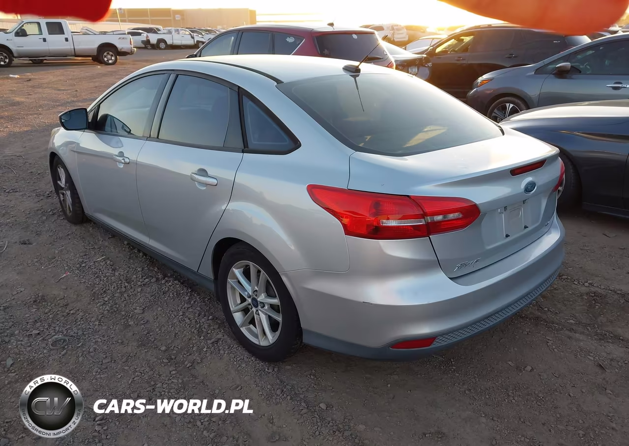 2015 Ford Focus Se VIN:1FADP3F22FL343333 - 3