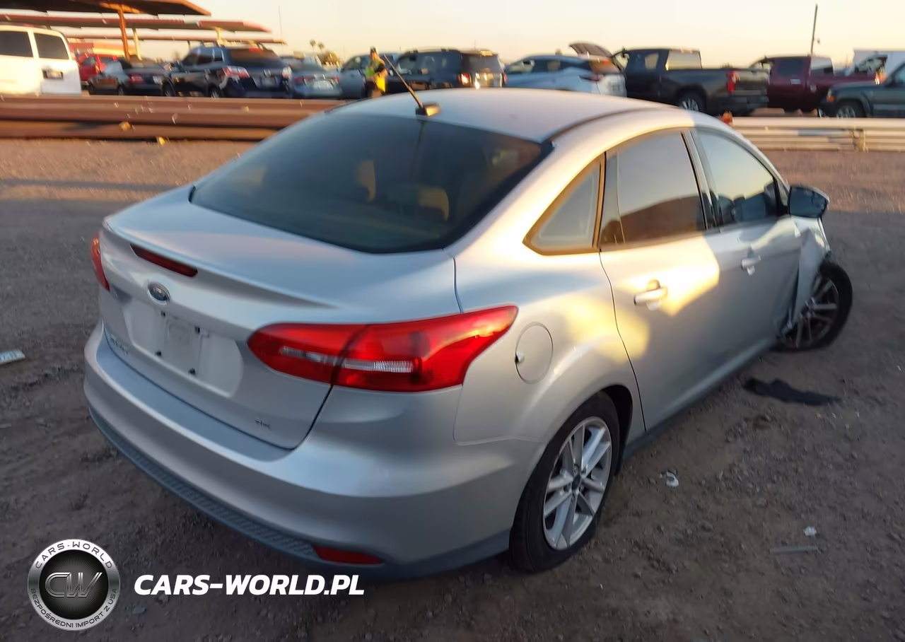 2015 Ford Focus Se VIN:1FADP3F22FL343333 - 4