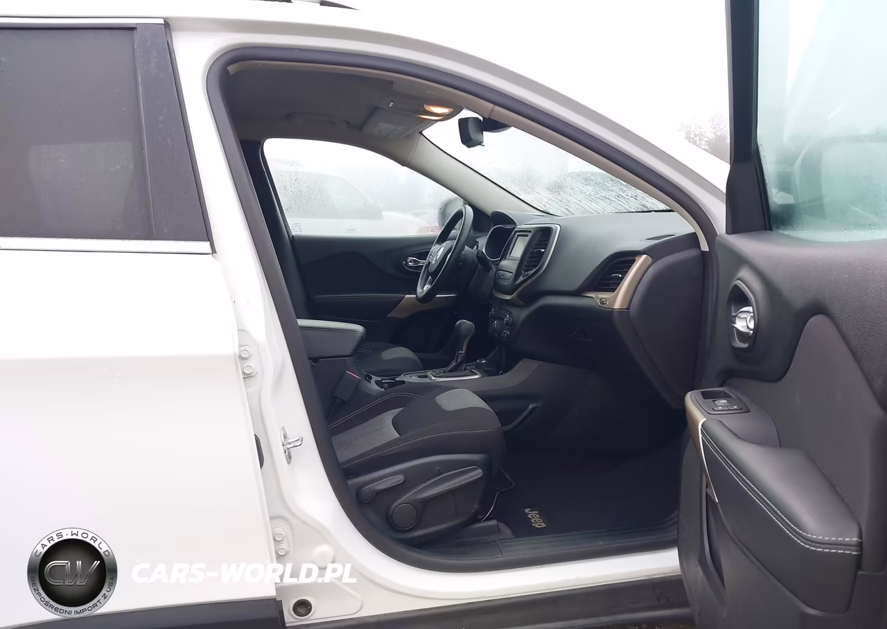 2018 Jeep Cherokee Latitude 4X4 VIN:1C4PJMCB6JD528653 - 5