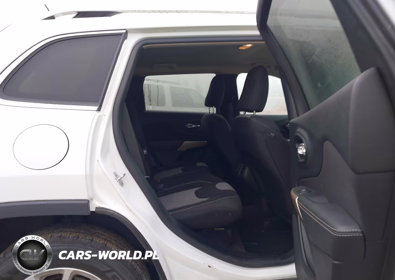 2018 Jeep Cherokee Latitude 4X4 VIN:1C4PJMCB6JD528653 - 8