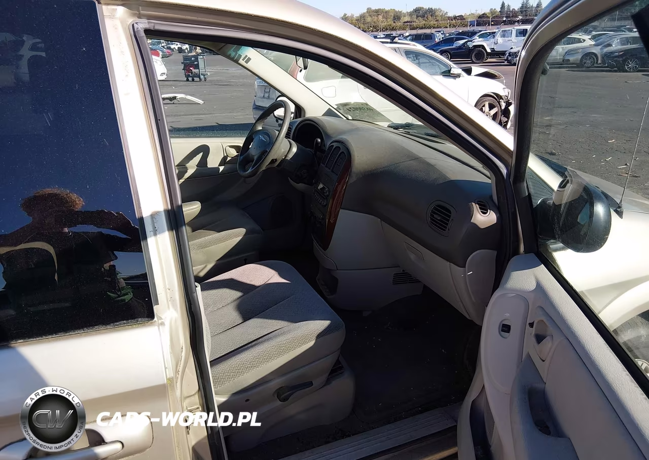 2005 Chrysler Town & Country VIN:1C4GP45R35B196245 - 5