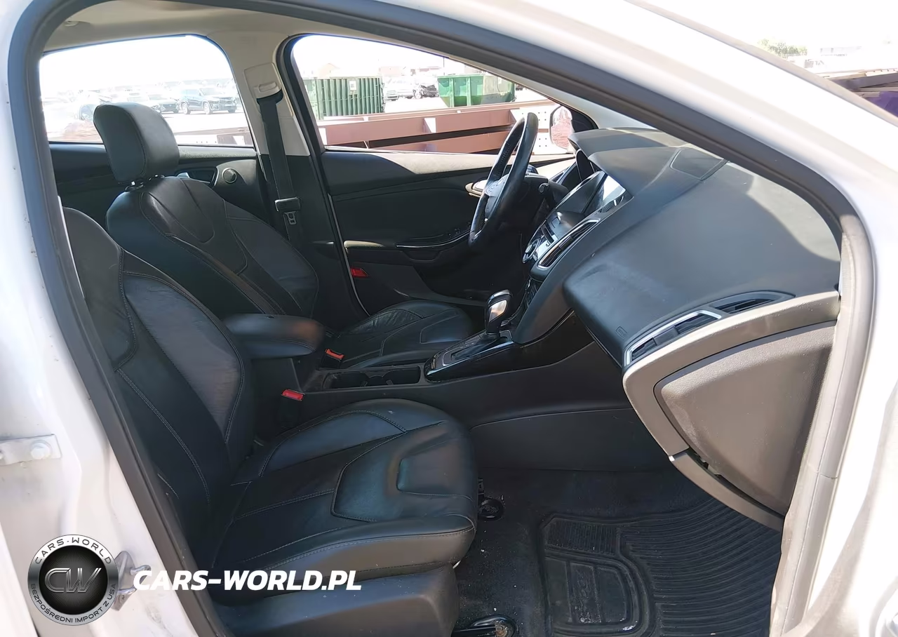 2017 Ford Focus Titanium VIN:1FADP3N26HL230277 - 5