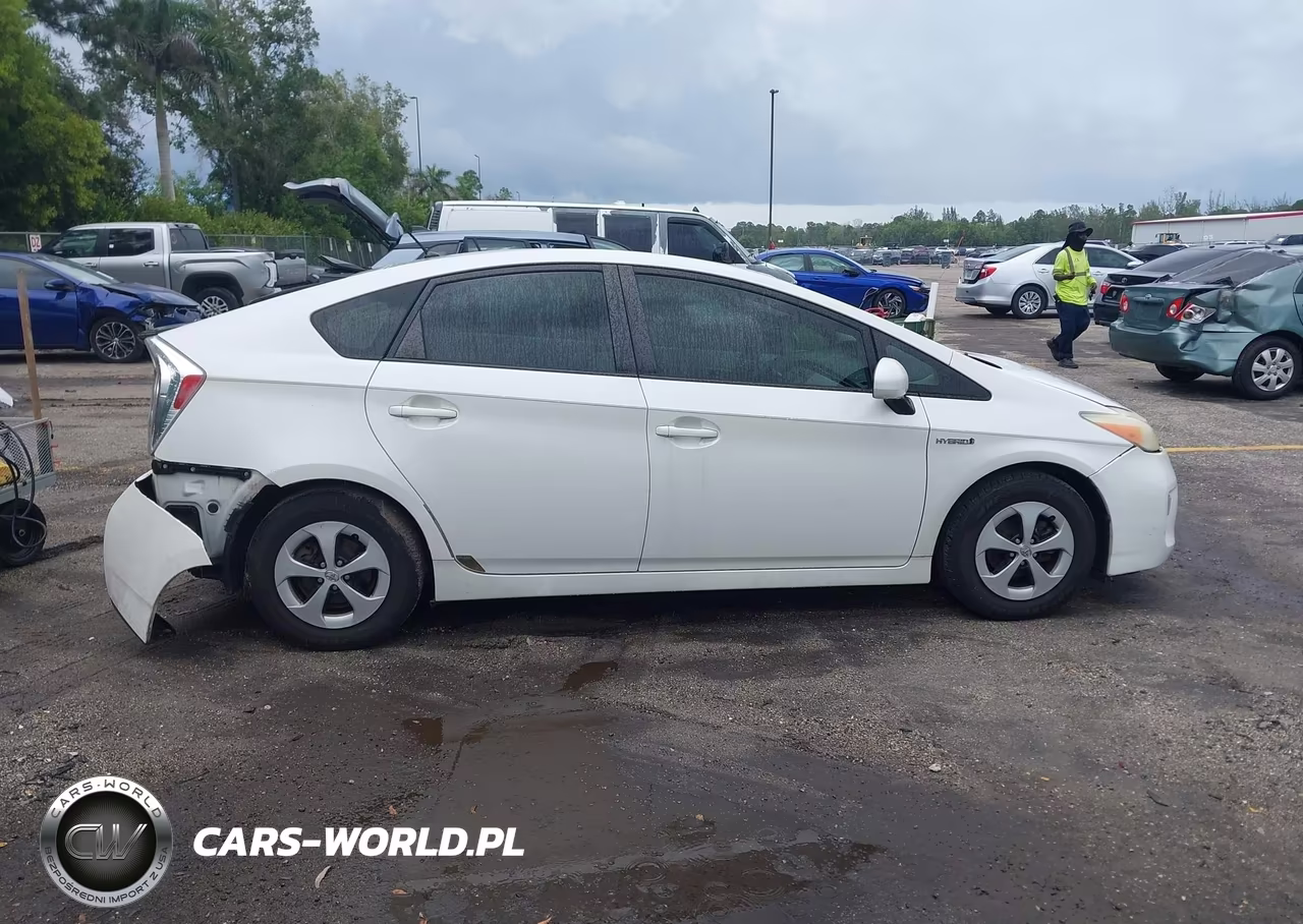 2013 Toyota Prius Two VIN:JTDKN3DU1D5557839 - 13