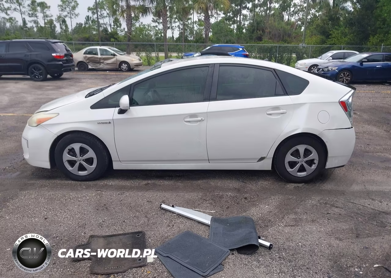 2013 Toyota Prius Two VIN:JTDKN3DU1D5557839 - 14
