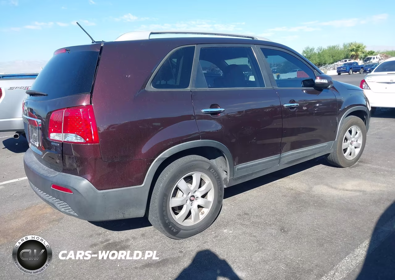 2011 Kia Sorento Lx V6 VIN:5XYKT4A24BG158085 - 4