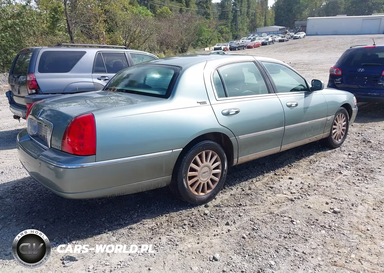 2005 Lincoln Town Car Signature Limited VIN:1LNHM82W55Y643777 - 4