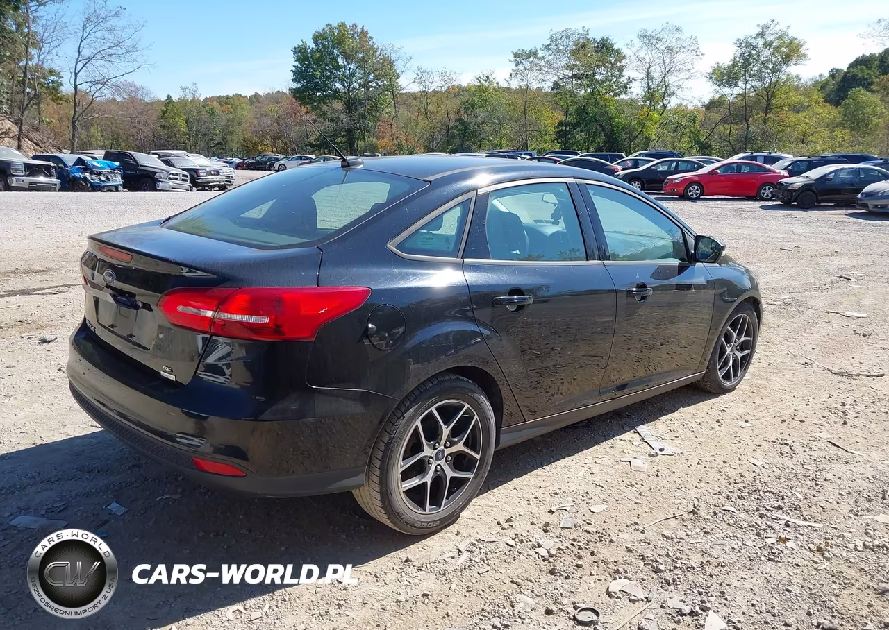 2017 Ford Focus Se VIN:1FADP3FE4HL275923 - 4