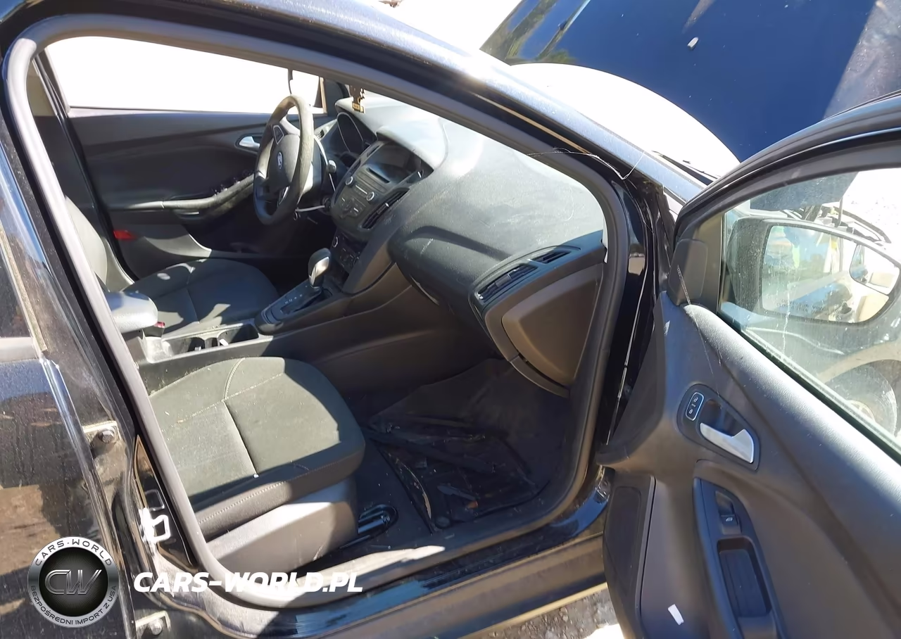 2017 Ford Focus Se VIN:1FADP3FE4HL275923 - 5