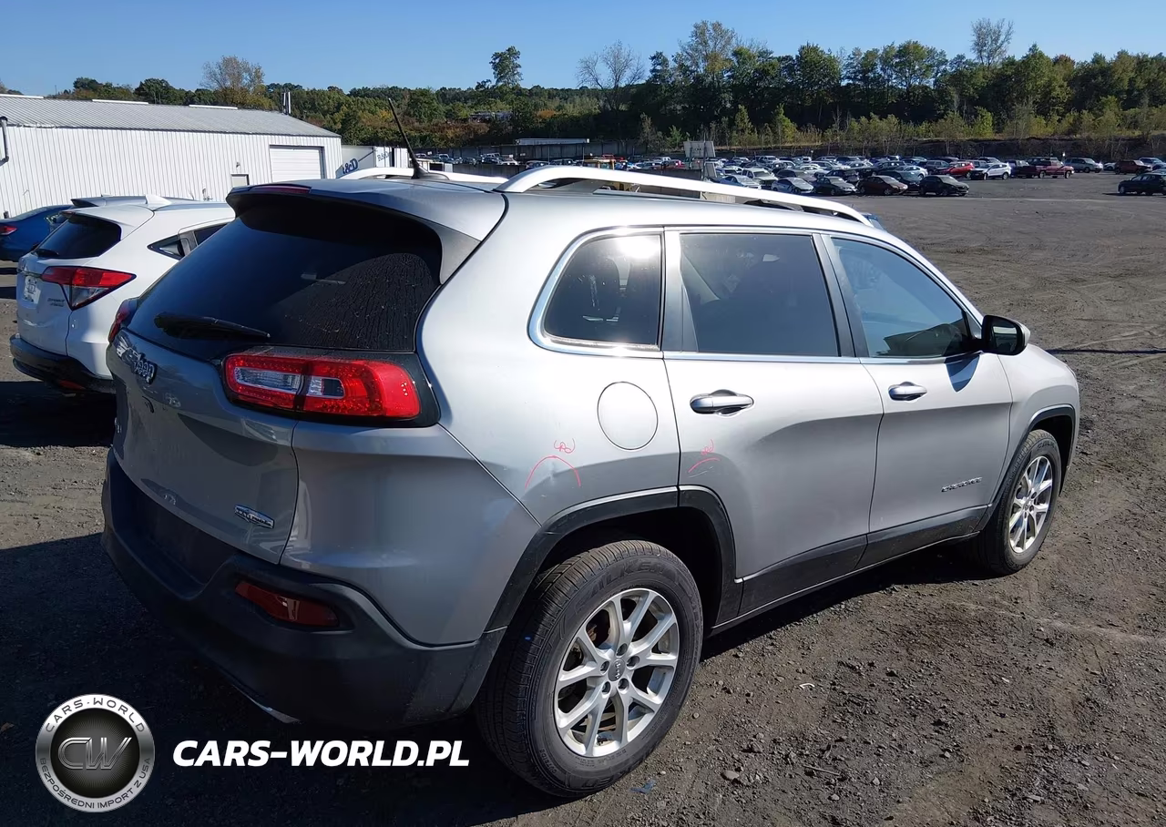 2015 Jeep Cherokee Latitude VIN:1C4PJMCS3FW600159 - 4