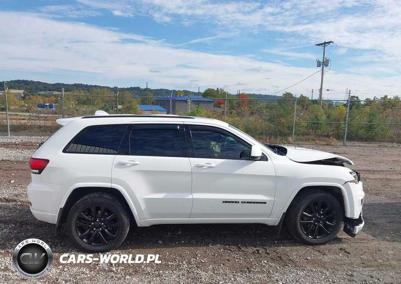 2017 Jeep Grand Cherokee Altitude 4X4 VIN:1C4RJFAG0HC797637 - 13