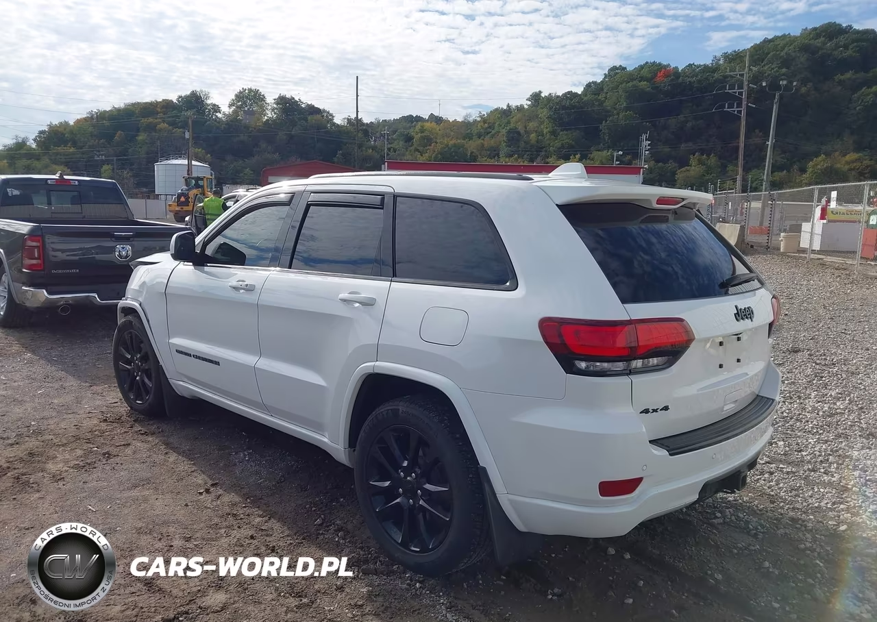 2017 Jeep Grand Cherokee Altitude 4X4 VIN:1C4RJFAG0HC797637 - 3
