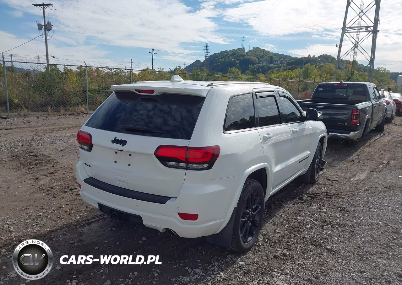 2017 Jeep Grand Cherokee Altitude 4X4 VIN:1C4RJFAG0HC797637 - 4